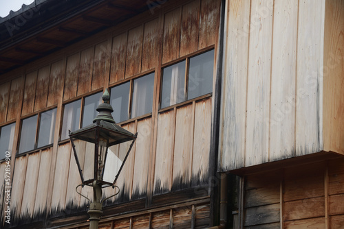 レトロな街灯と古い木造の建物