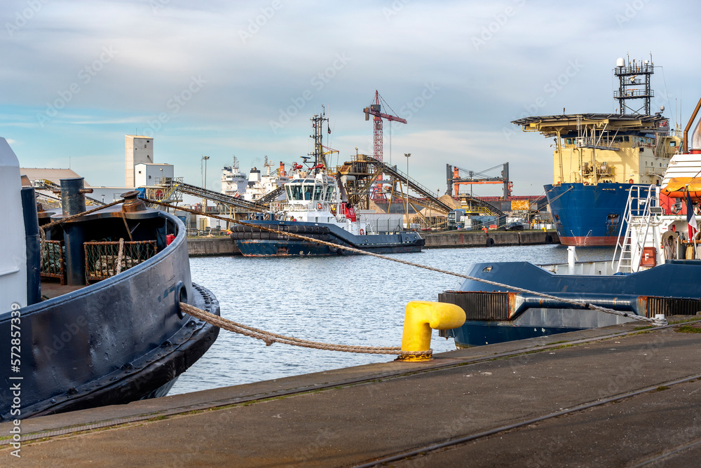 Vue portuaire dans un des moles du port de Dunkerque