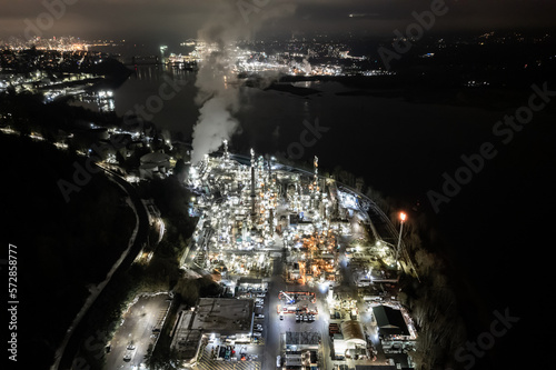 Fototapeta Naklejka Na Ścianę i Meble -  Oil refinery aerial view at night, hyper lapse, distillation tower, gas production, smoke stack, near Vancouver, Canada