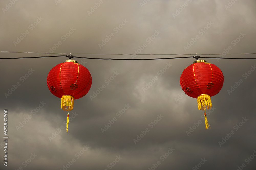Obraz premium two Chinese lanterns with cloudy background