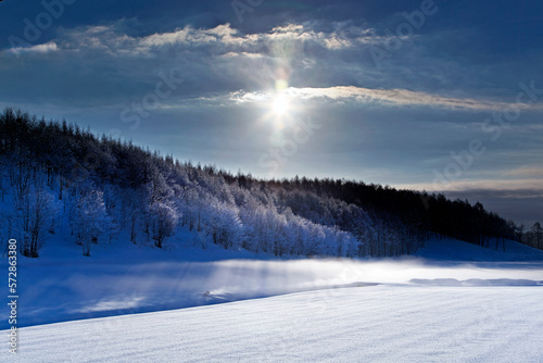 凍て付いた朝と彩雲（美瑛町） © itoh masako