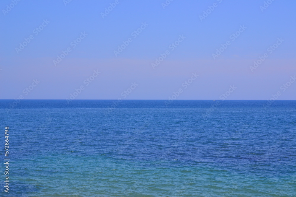 山陰海岸ジオパークの夏の海です。