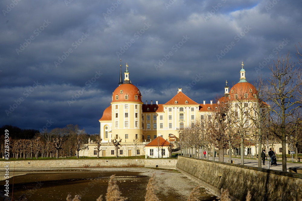 Das Barockschloss Moritzburg nahe Dresden leuchtet in der Wintersonne