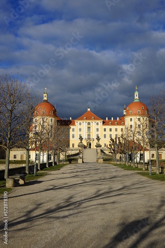 Das Barockschloss Moritzburg nahe Dresden leuchtet in der Wintersonne