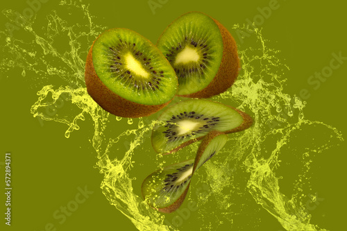 Eine zerschnittene Kiwi in spritziger Umgebung