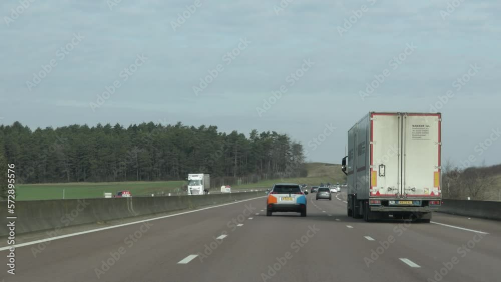 circulation sur l'autoroute  A31, près de l'aire de repos de Combe Suzon, en France
