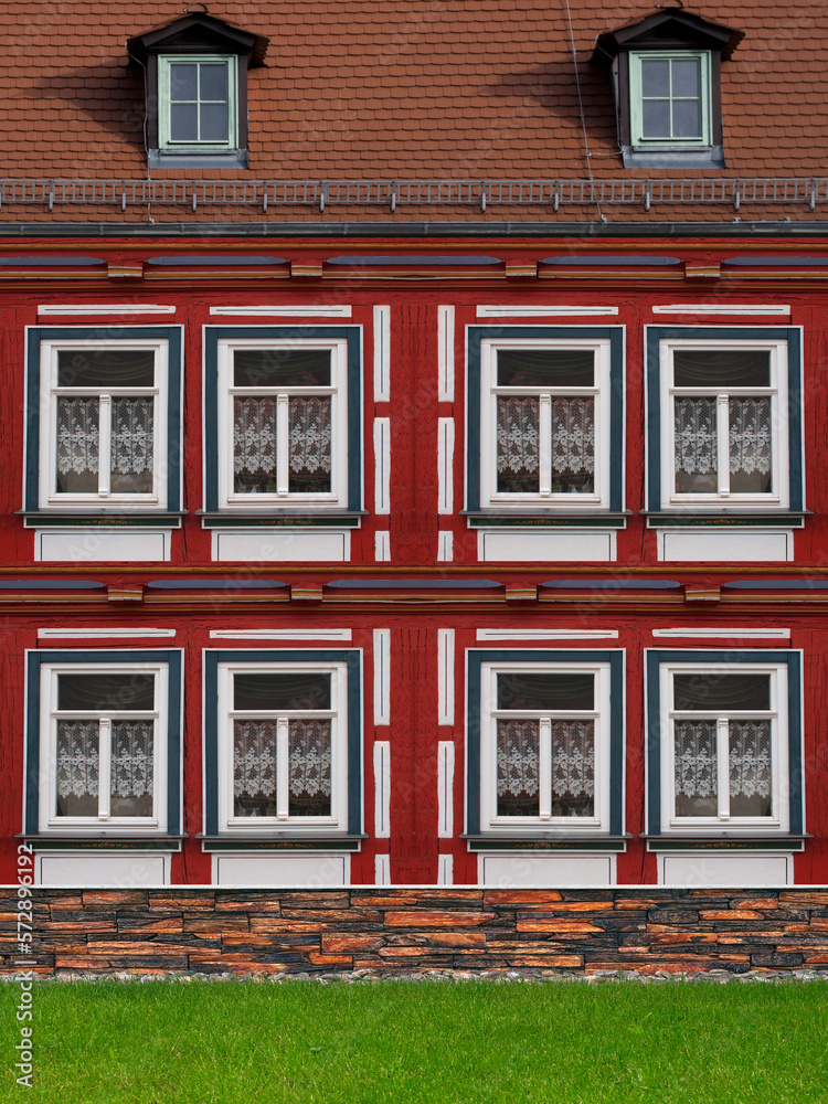 Wohnhaus mit Holzfenstern und Gardinen