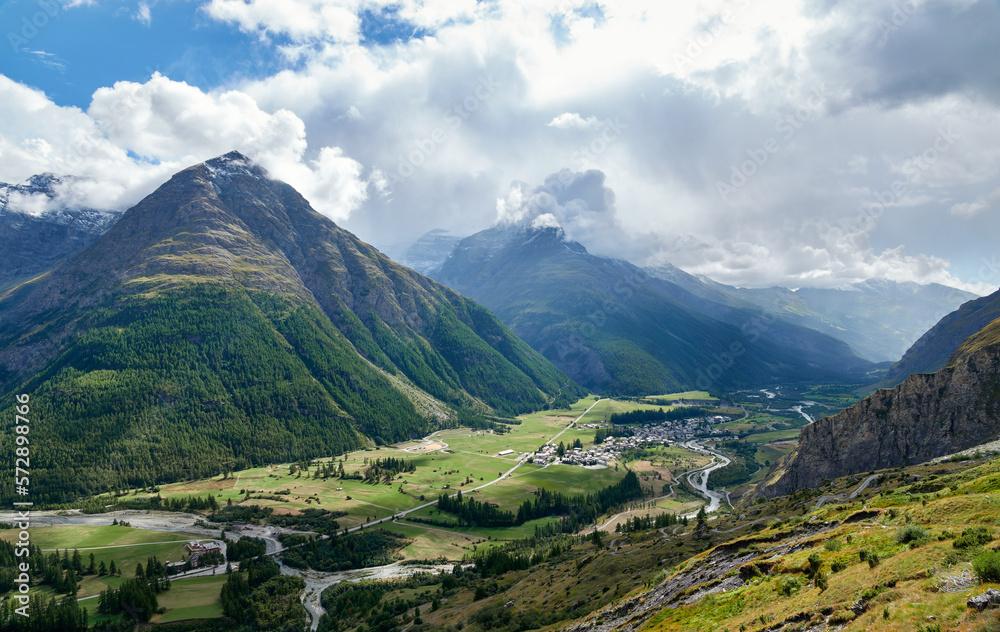 Vue sur la Haute Maurienne, le village de Bessans, la rivière Arc et les Alpes Grées Vue sur la Haute Maurienne, le village de Bessans, la rivière Arc et les Alpes Grées