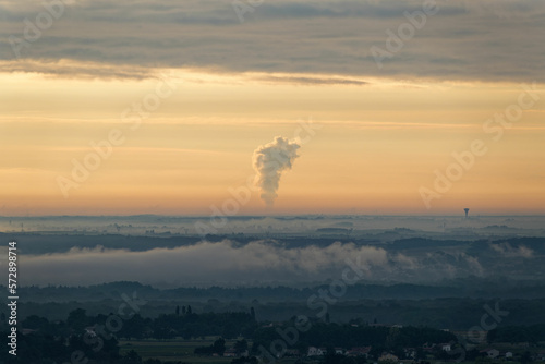 Panache de vapeur d'une tour aéroréfrigérante de la centrale nucléaire du Bugey, vu depuis le Beaujolais © Sidelzant38