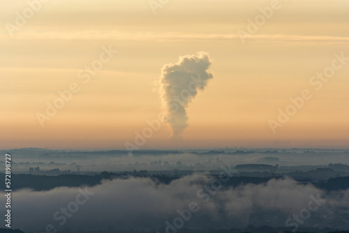 Panache de vapeur d'une tour aéroréfrigérante de la centrale nucléaire du Bugey, vu depuis le Beaujolais