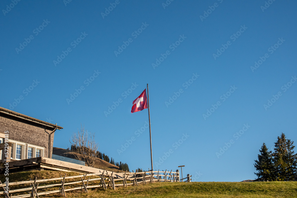 Φωτογραφία Swiss flag on top of a mountain peak in the Appenzell region in Switzerland