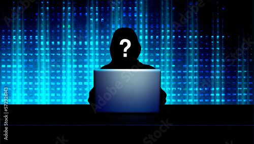 Dunkle Person mit Kapuze als Silhouette vor einem geöffneten Laptop und digit...