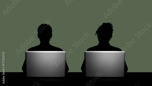 Männliche und weibliche Person als Silhouette vor einem geöffneten Laptop und...