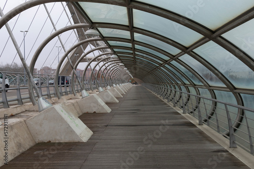 Puente del Tercer Milenio en Zaragoza, con niebla en el rio Ebro
