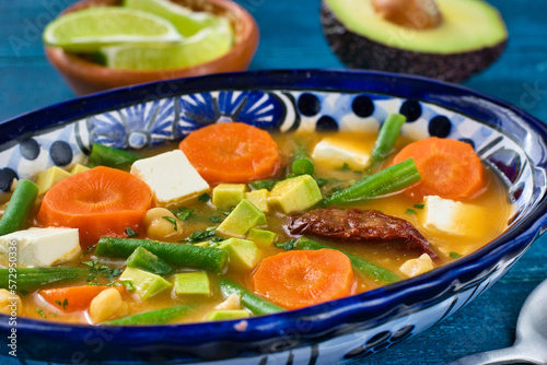 伝統的なメキシコのスープ カルド・トラルペーニョ チレ・チポトレを添えて Traditional Mexican soup Caldo Tlalpeño served with chile chipotle