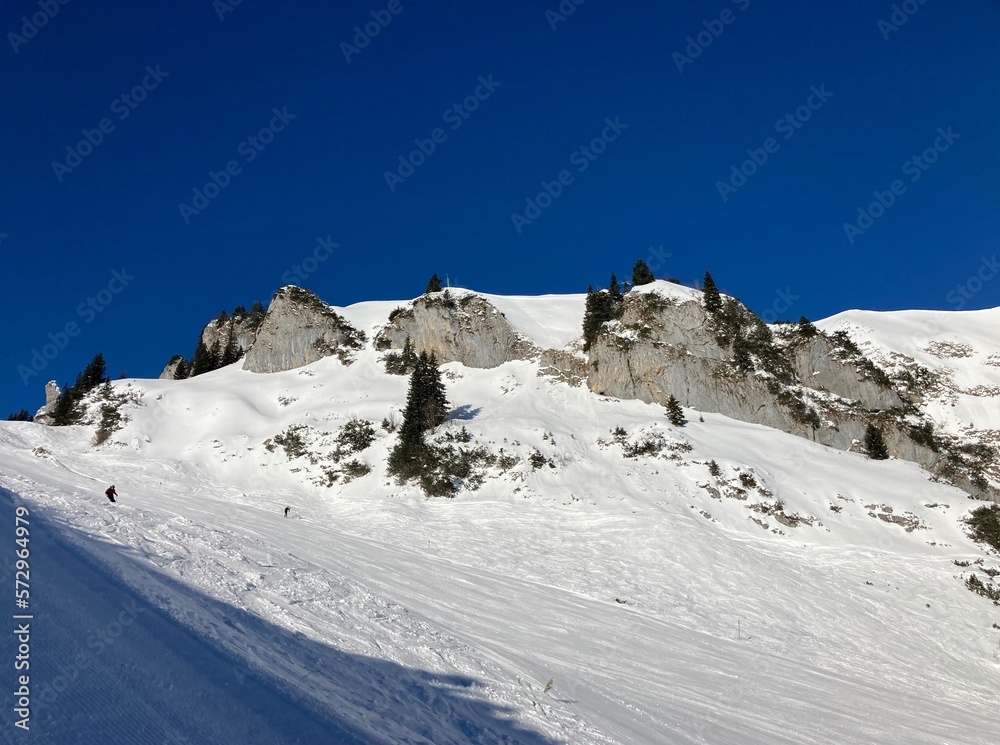 Ski Gebiet in den Alpen mit Felsen und Schnee