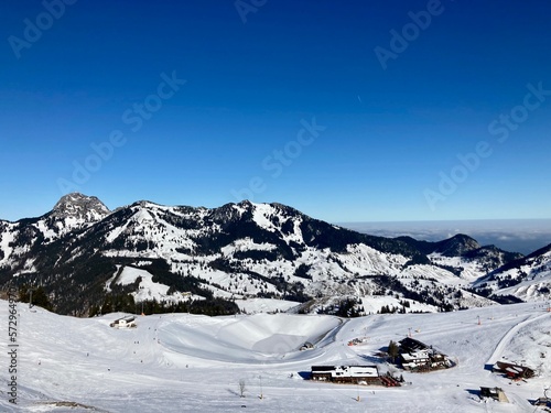 Panorama von einem Skigebiet in den Alpen © Ewa Leon