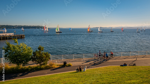 Fototapeta Naklejka Na Ścianę i Meble -  Rest in the Olympic Sculpture Park, summer.