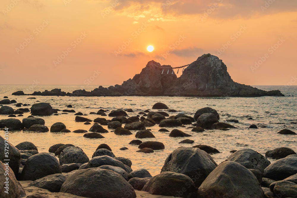 夕陽と夫婦岩