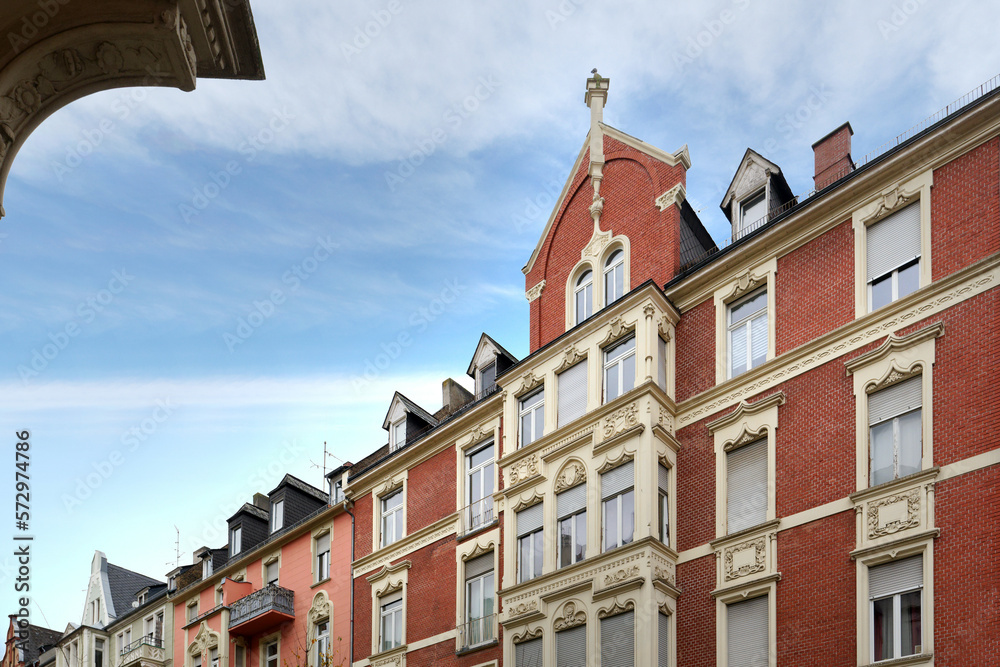 Wiesbaden, Deutschland - 18. Februar 2023: Die Preise auf dem deutschen Immobilienmarkt haben aufgrund der Zinserhöhungen an Dynamik verloren.