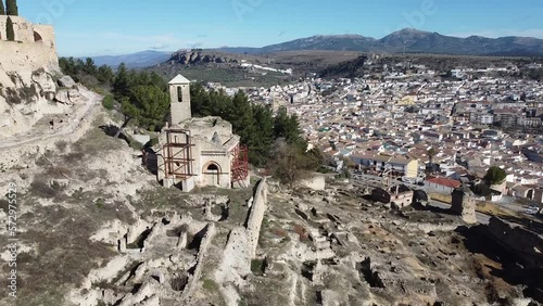 Preciosa Vista aérea del Castillo de la Mota en Alcalá la Real, Jaén