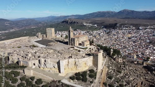 Preciosa Vista aérea del Castillo de la Mota en Alcalá la Real, Jaén