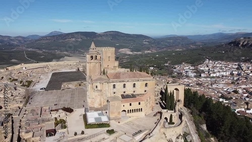 Preciosa Vista aérea del Castillo de la Mota en Alcalá la Real, Jaén