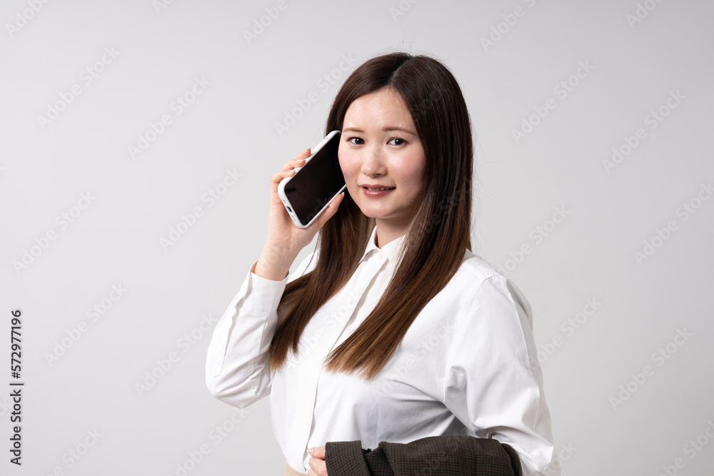 スマートフォンを使う女性 スマートフォンを使う女性