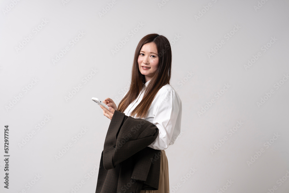 スマートフォンを使う女性 スマートフォンを使う女性