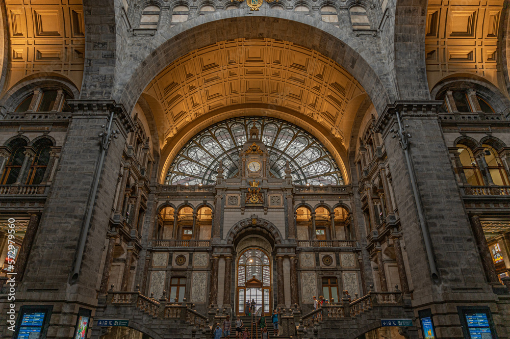 Obraz premium Antwerp Central Station: A Grandeur of Timeless Elegance