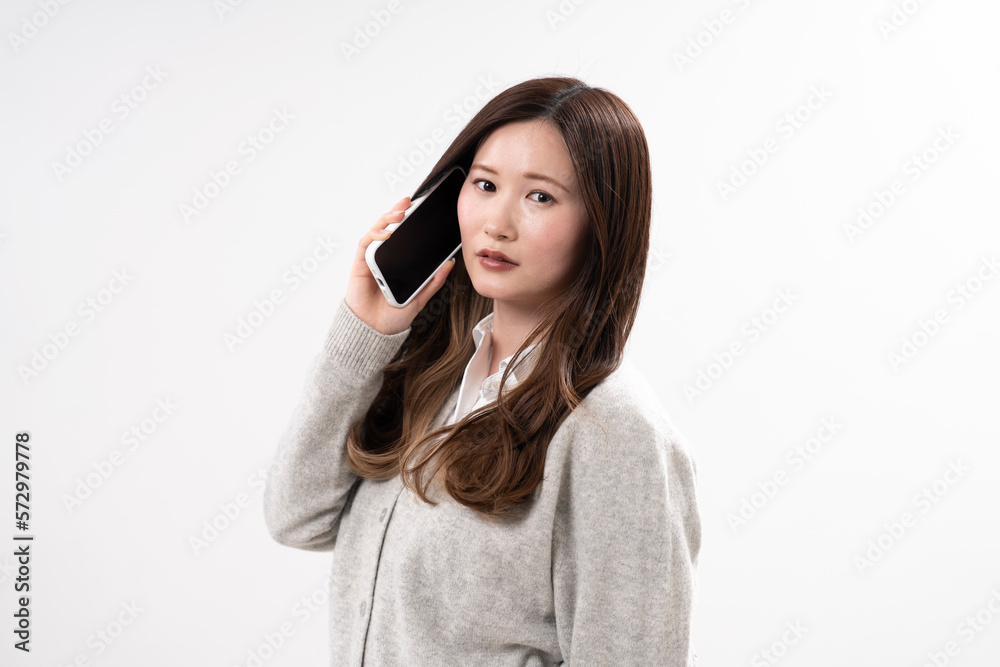 携帯電話を使う女性 携帯電話を使う女性