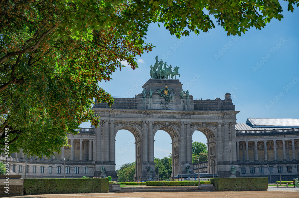 A Triumph of Nature and Architecture at Jubelpark Arch