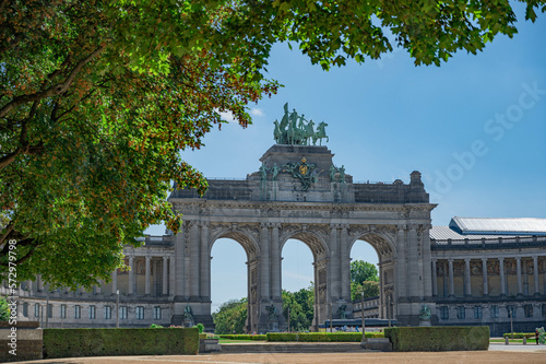 A Triumph of Nature and Architecture at Jubelpark Arch