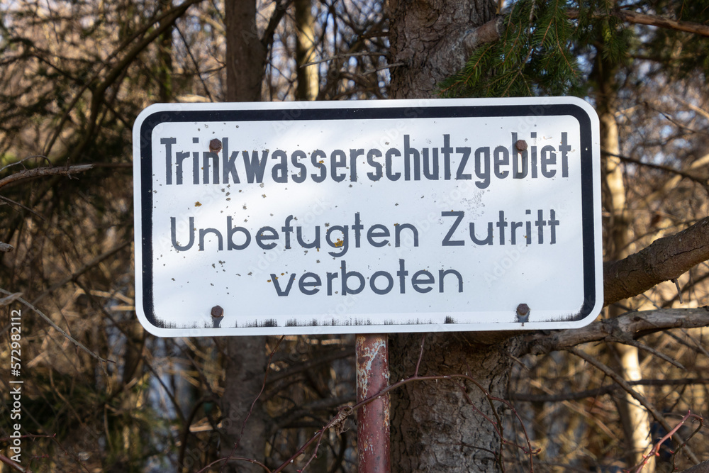 Verkehrszeichen kennzeichnet Trinkwasserschutzgebiet