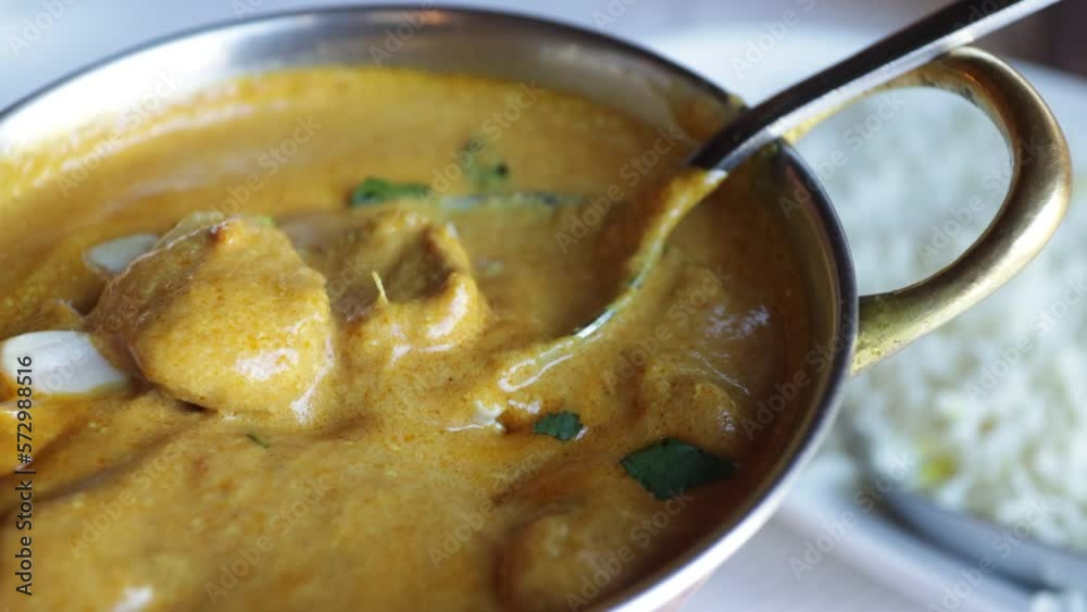 plat d'agneau au curry et plat de riz blanc