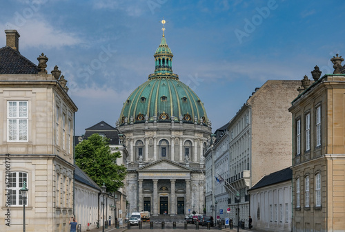 Weltber  hmte Frederikskirche oder Marmorkirche gegen  ber des Schlosses Amalienborg ist eines der bekanntesten Bauwerke in Kopenhagen und bestimmt die Skyline der d  nischen Hauptstadt