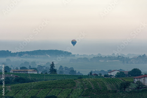 Une montgolfière dans le Beaujolais (Saint-Étienne-des-Oullières), à l'aube