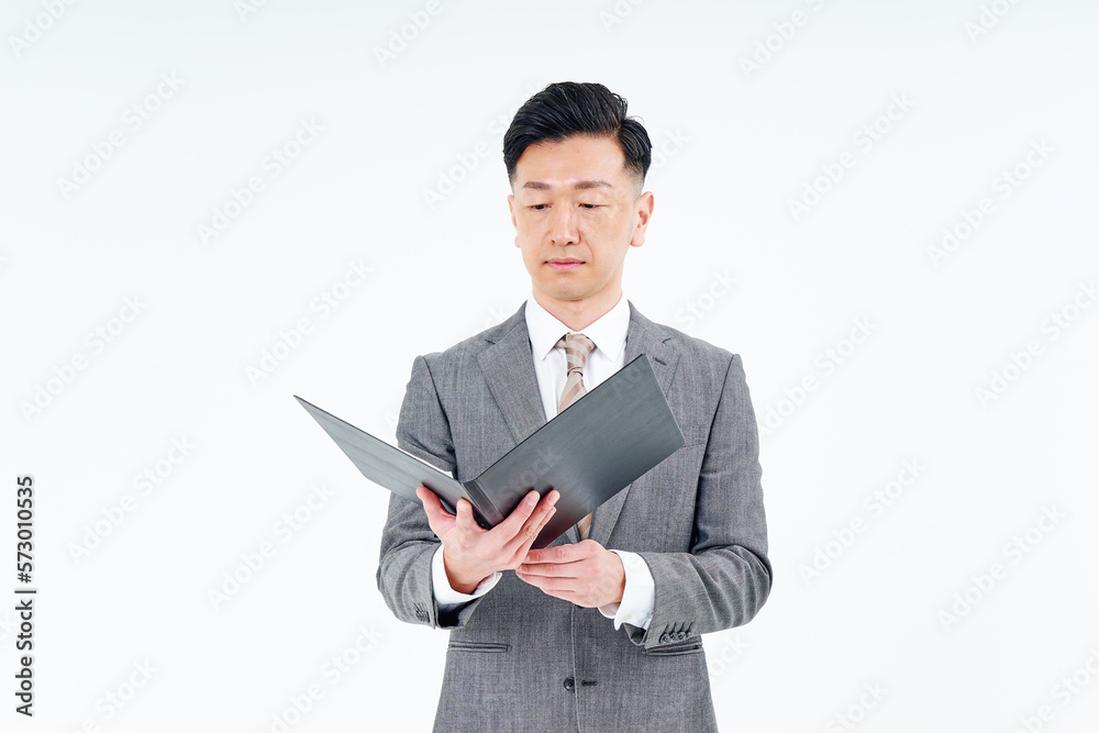 書類に目を通すビジネスマン 書類に目を通すビジネスマン