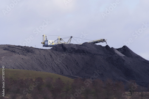 Hałda kopalniana, wydobycie węgla kamiennego w kopalni Bogdanka na lubelszczyźnie i maszyny pracujące. Europejski kryzys energetyczny.