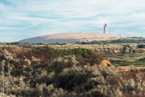 Der Leuchtturm Rubjerg Knude Fyr auf der Wanderdüne Rubjerg Knude an der Küste bei Lönstrup, Jütland, Dänemark