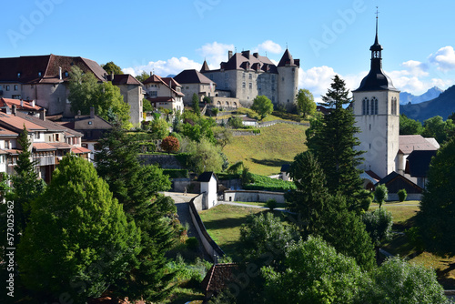 Gruyères, son château et son église au matin