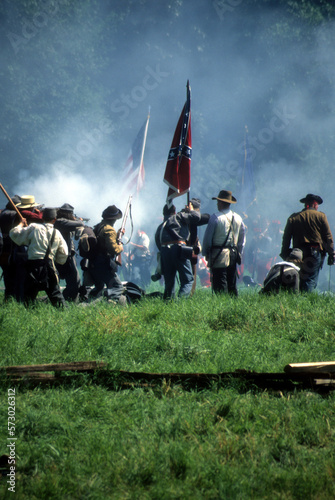 Confederates volley fire on advancing Union soldiers