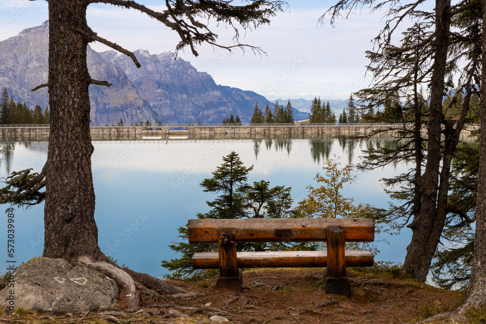 einsame Sitzbank am Bergsee - Ausblick einsame Sitzbank am Bergsee - Ausblick