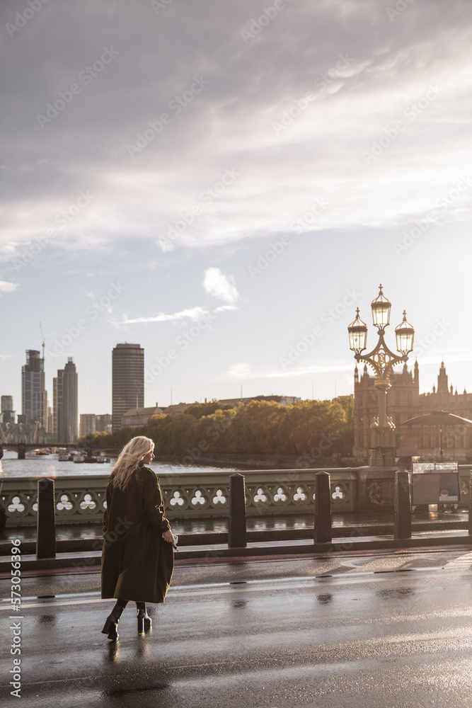 Obraz premium Stylish girl on Westminster Bridge in London on sunset, United Kingdom