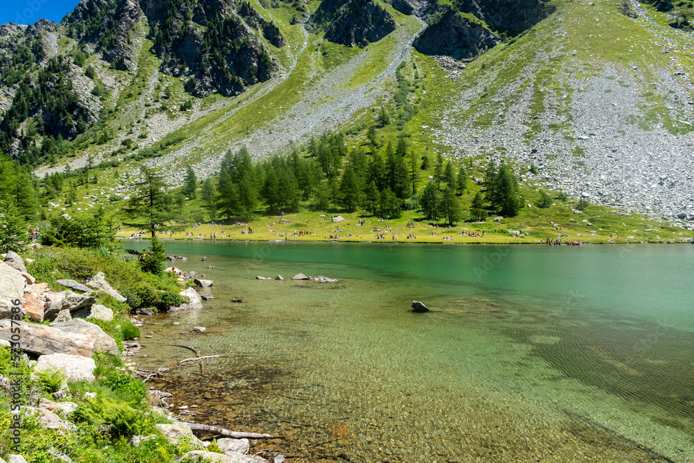 Φωτογραφία Morgex, Italy, 10 July 2022:  The beautiful crystal clear water of the Arpy Lake
