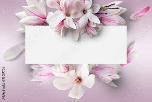 Cartolina rosa   con fiori di magnolia, su sfondo bianco photo