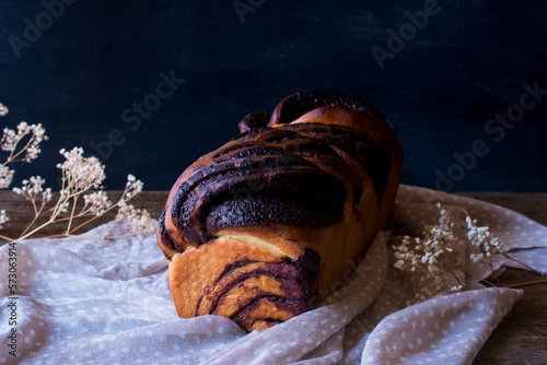 Bollo de chocolate trenzado (Babka), fondo oscuro, espacio para escribir. Pan dulce de chocolate. photo