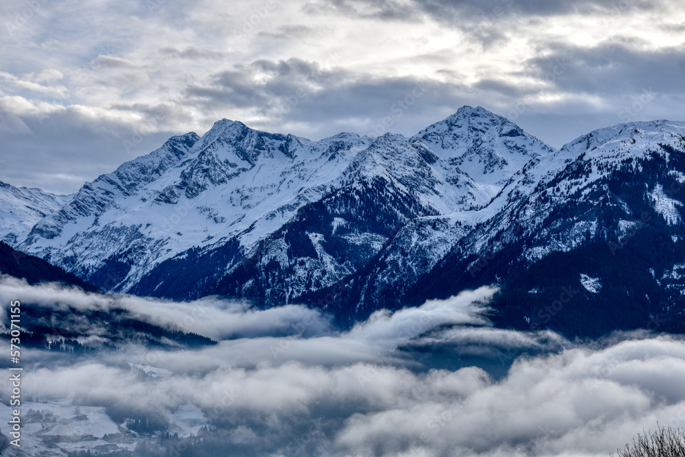 Fototapeta premium Pinzgau, Salzburg, Winter, Venedigergruppe, Glocknergruppe, Nebel, Nebelbank, Schnee, Eis, winterlich, Oberpinzgau, Salzachtal, Hochnebel, Nebeldecke, Nebelmeer, Licht, Schatten, Sonne, Weide, Viehwei