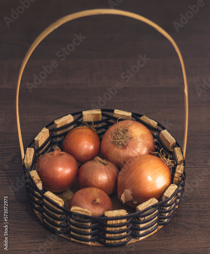Circular vision. Circular vision of food Onion in wooden basket on wooden table. Visão circular dos alimentos. Cebolas na cesta de madeira sobre a mesa de madeira.