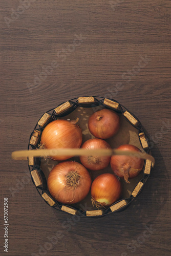 Circular vision. Circular vision of food. Onion in wooden basket on wooden table top view. Visão circular dos alimentos. Visão de cima de cebola na cesta de madeira sobre a mesa de madeira.